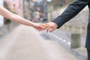 モンマルトルの坂の前でつながれた手