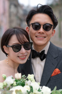 サングラスをかけて微笑むカップル