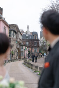 モンマルトルの坂を見るカップル