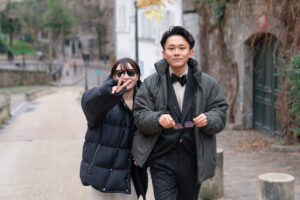 ダウンを着て街を歩くカップル