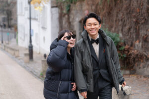 最高の笑顔で寄り添いながら歩くカップル