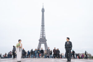 エッフェル塔の前で見つめあうカップル