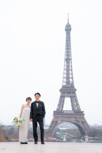 エッフェル塔の前で寄り添うカップル