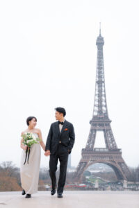 エッフェル塔の前で歩くカップル
