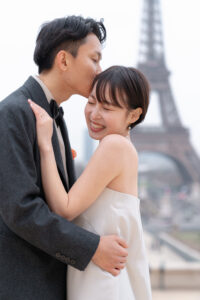 エッフェル塔 新婦のおでこにキスをする新郎