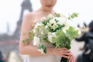 エッフェル塔の前 ウェディングブーケ