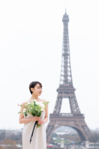 エッフェル塔 ウェディングブーケを持つ新婦