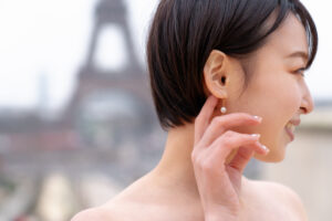 新婦の横顔とエッフェル塔