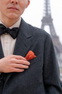 エッフェル塔 新郎の赤いチーフ