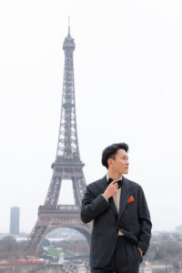 エッフェル塔と美しい佇まいの新郎