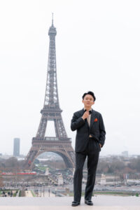 エッフェル塔の前に立つ新郎