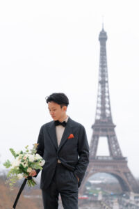 手に持つブーケを見つめる新郎