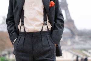 サスペンダーを付ける新郎