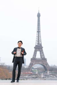 サスペンダーを魅せる新郎