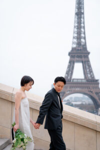 エッフェル塔の前の階段を下るカップル