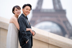 新婦が後ろから新郎にハグする