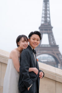 ハグをして微笑むカップル