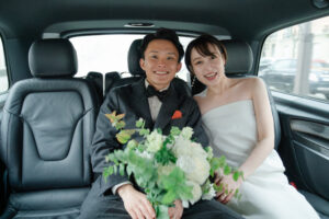 移動の車で微笑むカップル