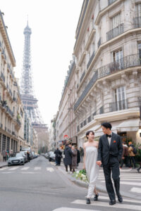 エッフェル塔が見えるおしゃれなパリの街並みをあるくカップル