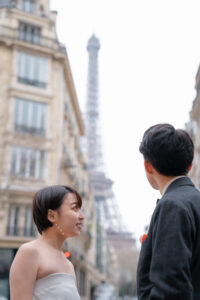 エッフェル塔の前で話をするカップル