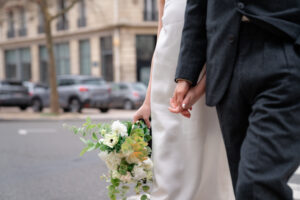 パリの街並みをあるくカップルの手元