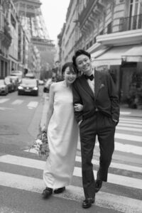 エッフェル塔が見えるおしゃれなパリの街並みをあるくカップル