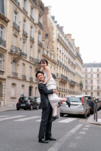 オスマニアンアパルトマンの前で新婦を抱き上げる新郎