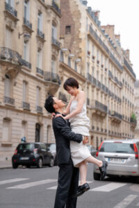 ヨーロッパのアパルトマンの前でハグをするカップル