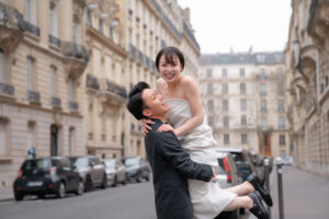 新婦を抱き上げる新郎