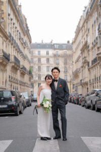 パリの街並みの中で佇むカップル