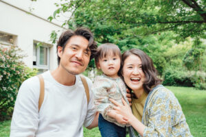 パリ 家族 写真 ご自宅前でくつろぐ親子の瞬間