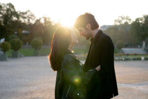 パリ リュクサンブール公園 カップルフォト 朝の光と緑