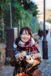 モンマルトルの細い石畳の道と人物シルエット