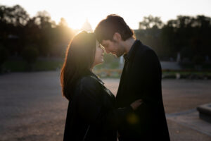 パリ リュクサンブール公園 カップルフォト 朝の光と緑