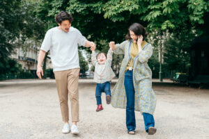 パリ 家族 写真 いつもの公園で遊ぶ家族時間