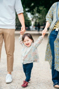 パリ 家族 写真 いつもの公園で遊ぶ家族時間