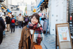モンマルトル アートな街角 秋を感じるポートレート