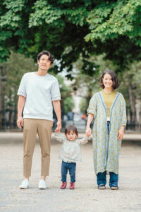 パリ 家族 写真 いつもの公園で遊ぶ家族時間