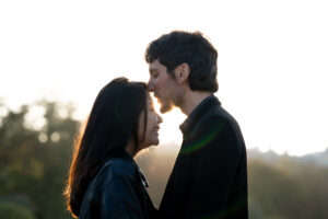 パリ リュクサンブール公園 カップルフォト 朝の光と緑