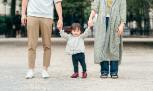 パリ 家族 写真 いつもの公園で遊ぶ家族時間
