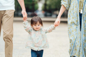 パリ 家族 写真 いつもの公園で遊ぶ家族時間