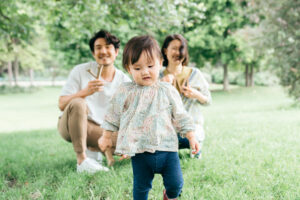パリ 家族 写真 いつもの公園で遊ぶ家族時間