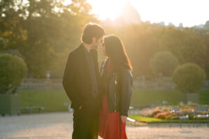 パリ リュクサンブール公園 カップルフォト 朝の光と緑