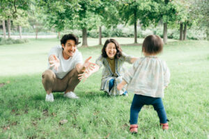 パリ 家族 写真 いつもの公園で遊ぶ家族時間