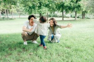 パリ 家族 写真 いつもの公園で遊ぶ家族時間