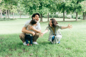 パリ 家族 写真 いつもの公園で遊ぶ家族時間