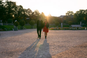 パリ リュクサンブール公園 カップルフォト 朝の光と緑