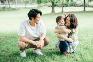 パリ 家族 写真 いつもの公園で遊ぶ家族時間