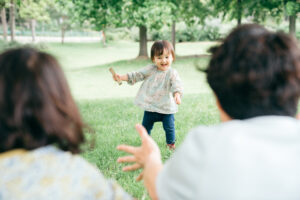 パリ 家族 写真 いつもの公園で遊ぶ家族時間