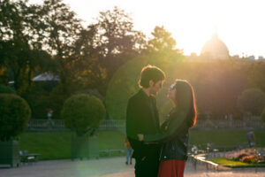 パリ リュクサンブール公園 カップルフォト 朝の光と緑